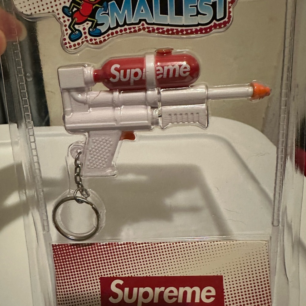 Supreme Super Soaker 50 Water
Blaster Keychain SS19 BRAND NEW World's Smallest - Picture 3 of 3